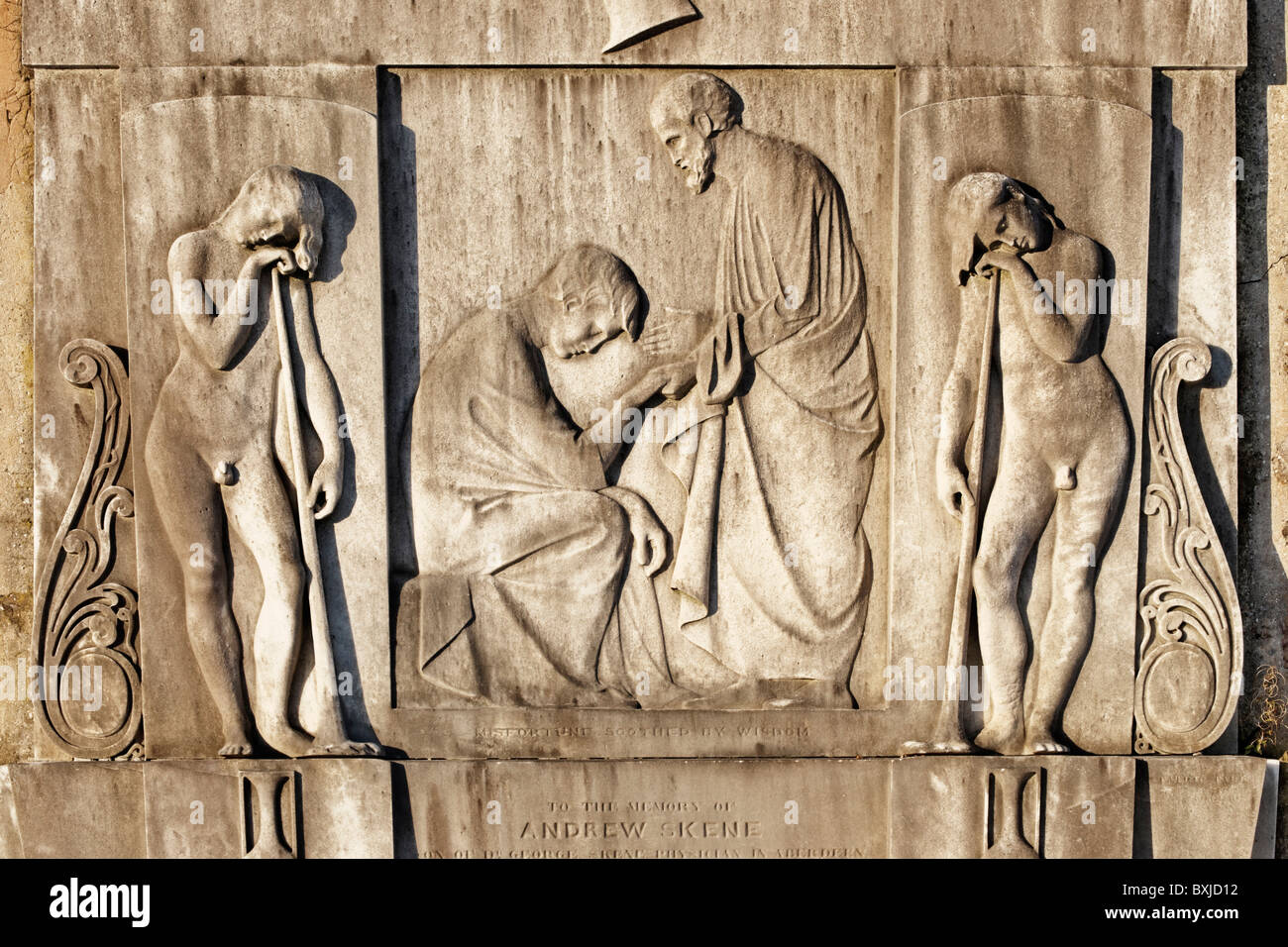 Sculpture relief sur le monument pierre tombale d'Andrew Skene dans le nouveau cimetière de Calton à Édimbourg, Écosse, Royaume-Uni. Banque D'Images