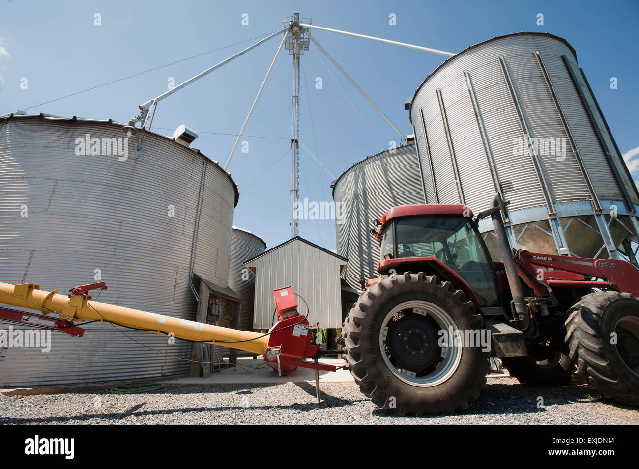 Les silos à grains et le tracteur Banque D'Images