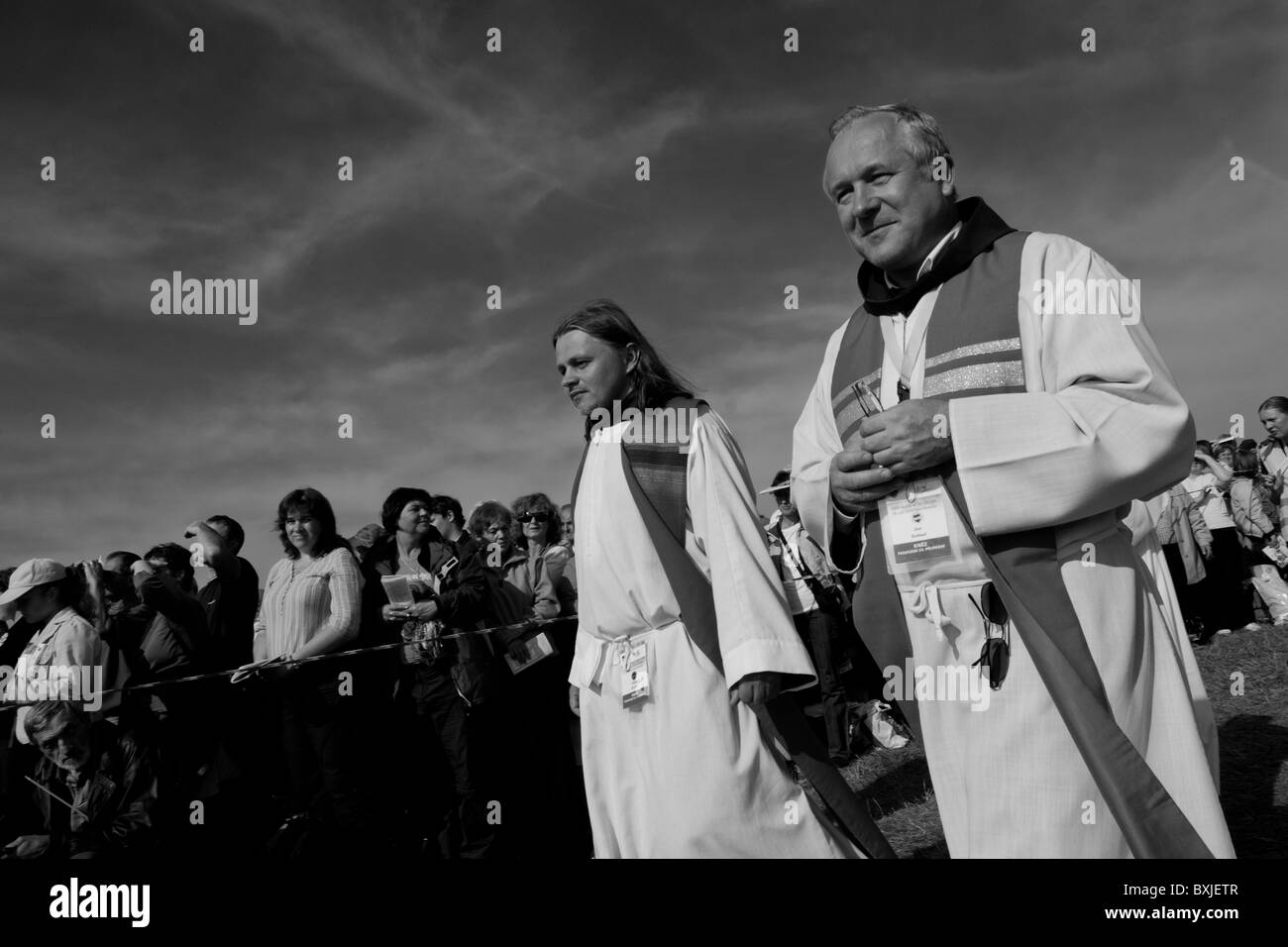 Prêtres à pied parmi les croyants à la fin de la messe servie par le pape benoît xvi à stara boleslav, République tchèque. Banque D'Images