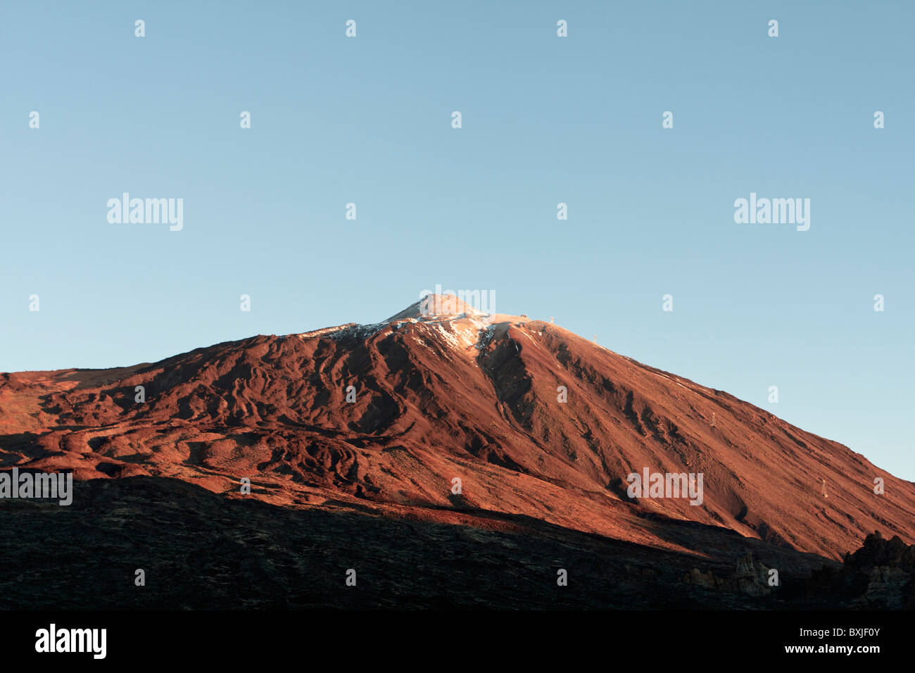 Le Mont Teide tôt le matin vu du Llano de Ucanca en hiver avec de la neige sur le pico. Banque D'Images