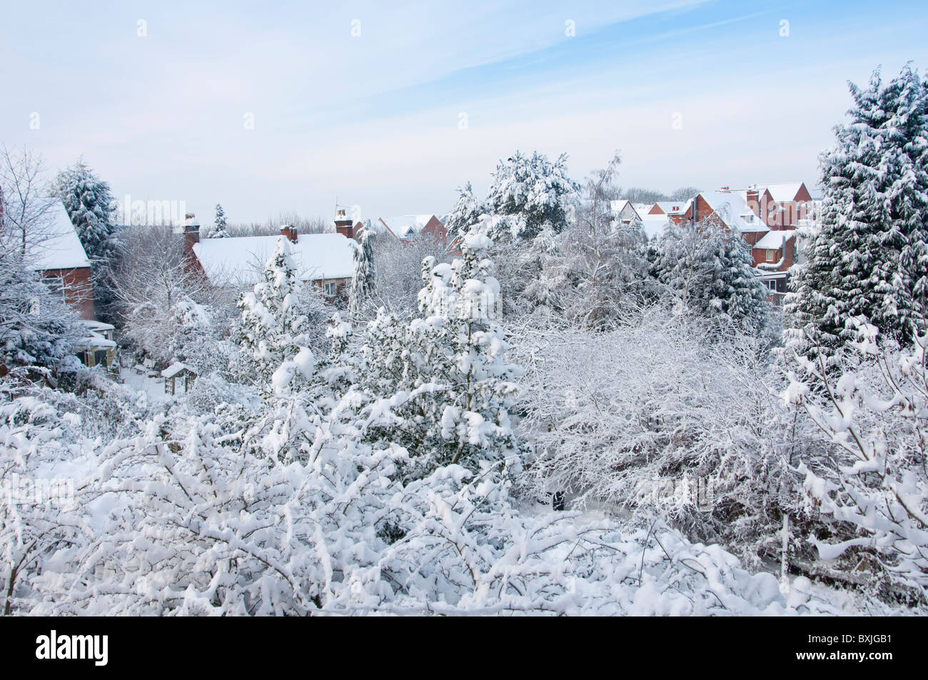 Un paysage pittoresque de toits Worcestershire (périphérie de Redditch) après les fortes chutes de neige de décembre 2010. L'Angleterre Banque D'Images