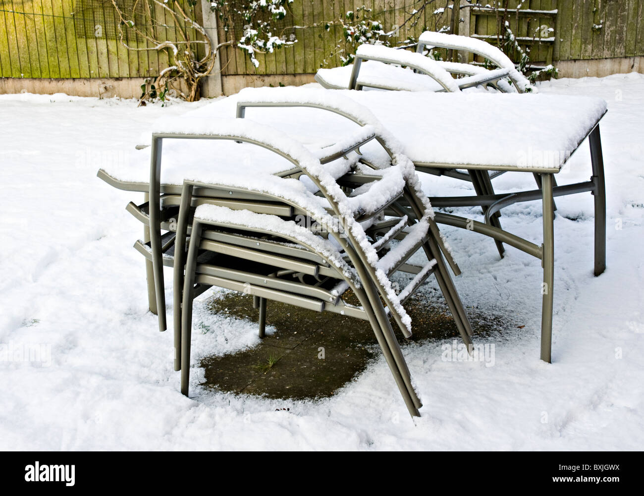 La neige couvrant chaises de jardin et Table dans un Chehir Unitd Jardin Alsager Angleterre Royaume UK Banque D'Images