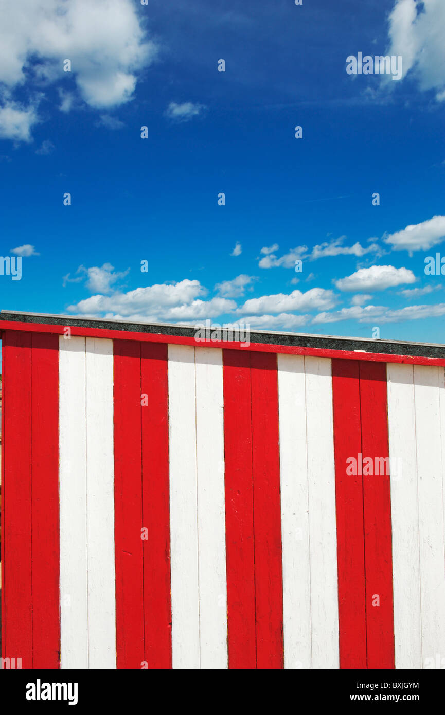 Abstraite de cabane de plage rouge et blanc sur un jour d'été à Great Yarmouth Banque D'Images