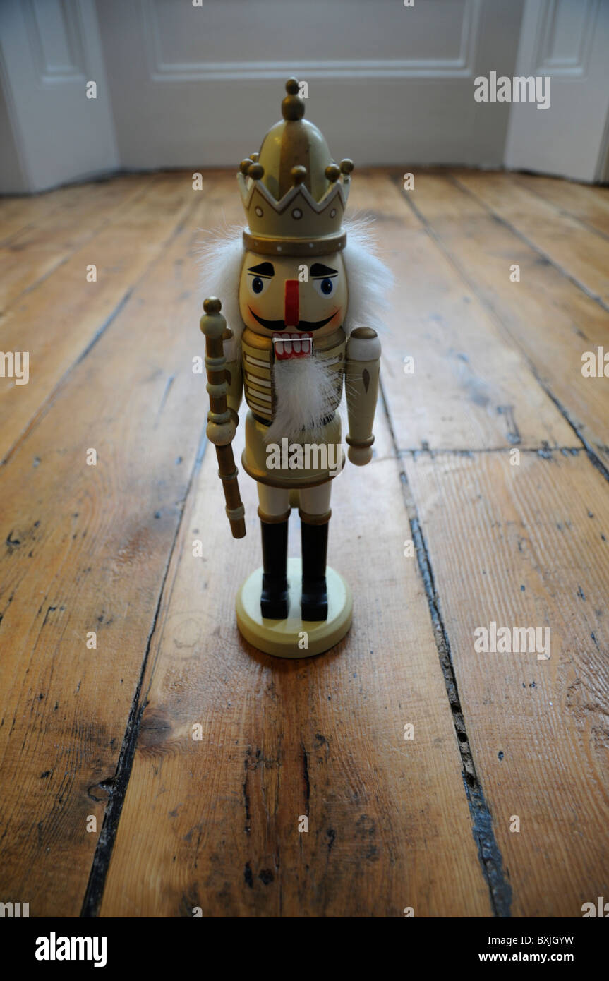 Casse-noisette poupée sur plancher en bois Banque D'Images