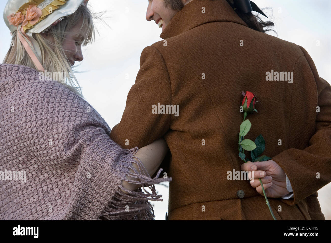 Un guide vêtu comme Robert Burns pose en caractère avec une jeune femme au cours d'une promenade romantique dans un parc. Banque D'Images