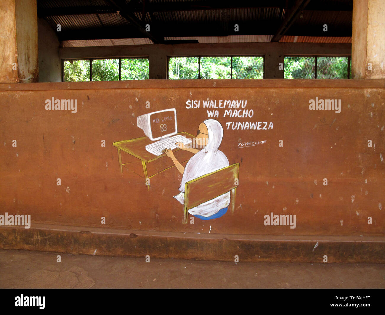 Peinture murale sur le mur d'un enfant travaillant à l'ordinateur à Zanzibar Banque D'Images