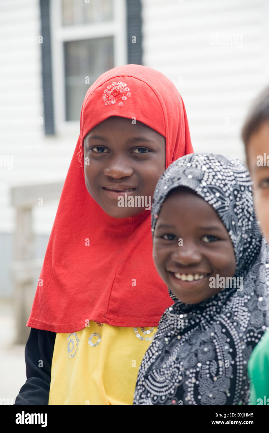 L'école élémentaire en tenue musulmane pour interagir avec les autres étudiants de l'école primaire de hêtre Manchester NH Banque D'Images