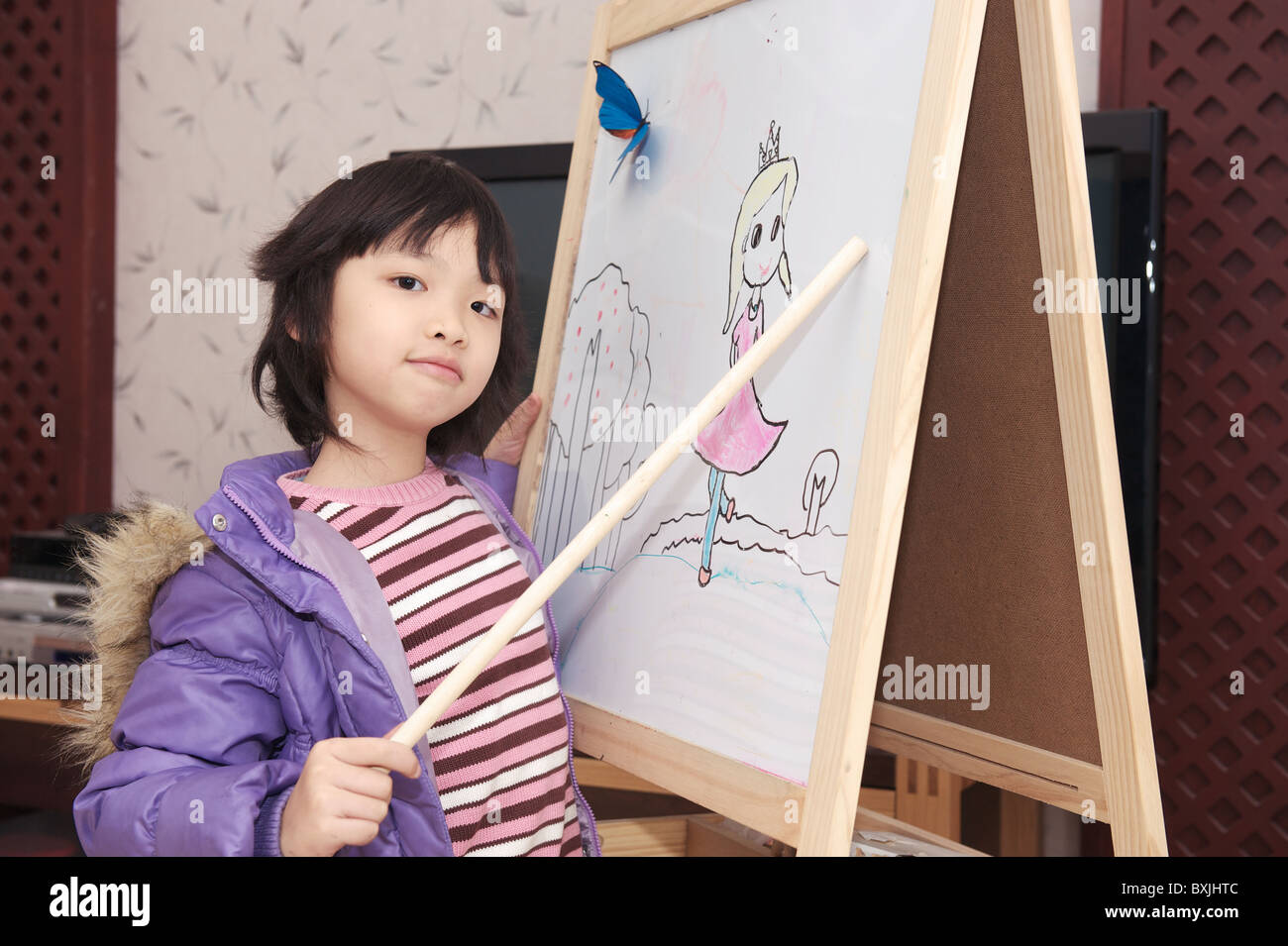 Asian kid agissant en tant qu'enseignant sur le tableau Banque D'Images