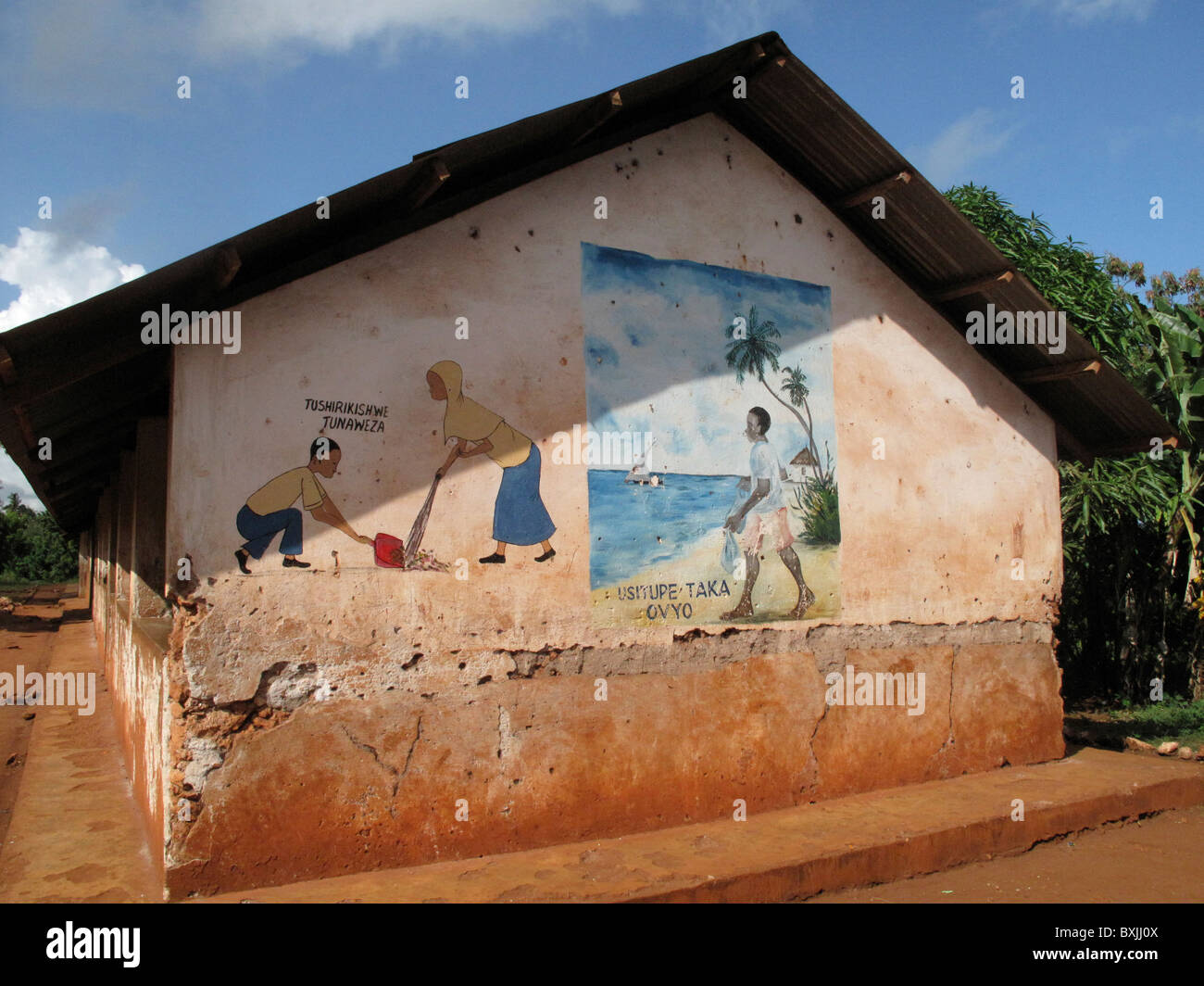 Les murales peintes sur le côté d'une école à Zanzibar Banque D'Images