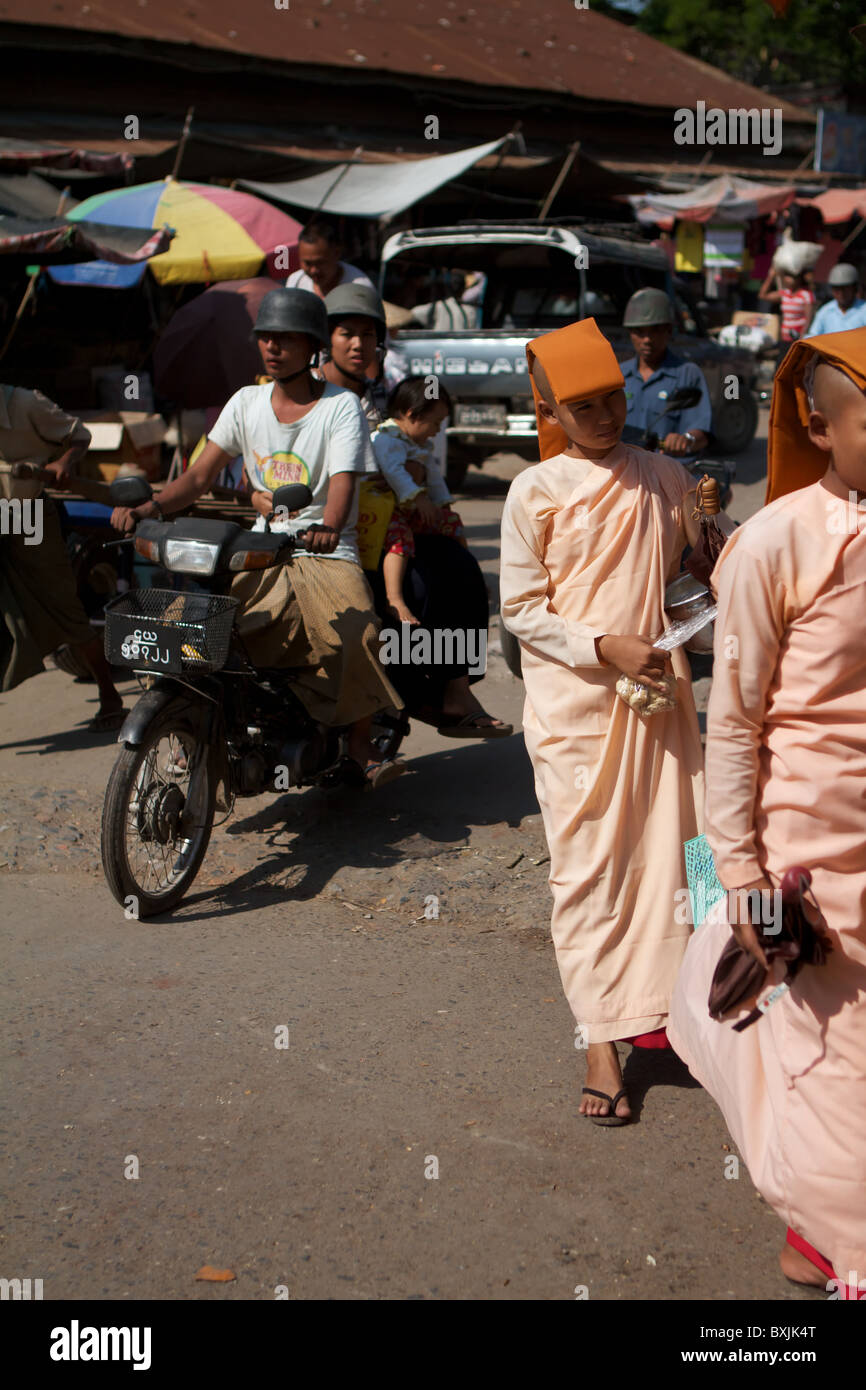 Les nonnes birmanes marcher pour le don Banque D'Images