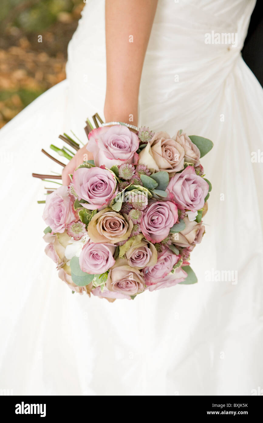 Bouquet de fleurs sur un jour de mariage pour la promise. Bouquet de fleurs Banque D'Images