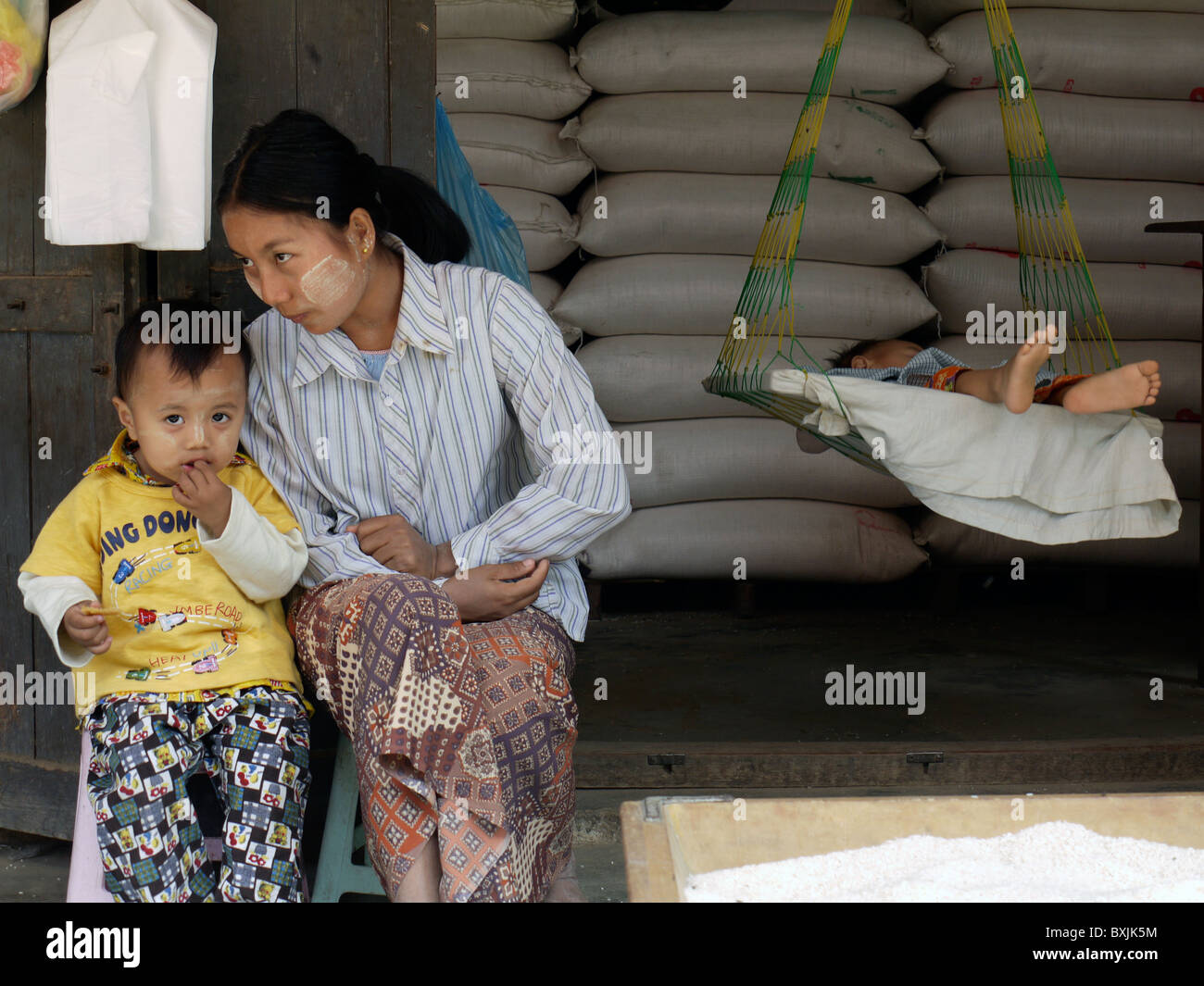 Maman avec ses enfants à Bagan, Myanmar, Birmanie marché Banque D'Images