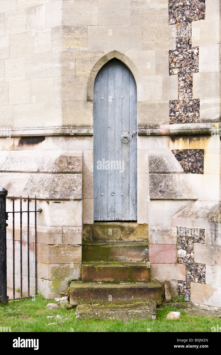 Petite porte en bois étroite, d'un détail de l'abbaye de St Albans. Banque D'Images