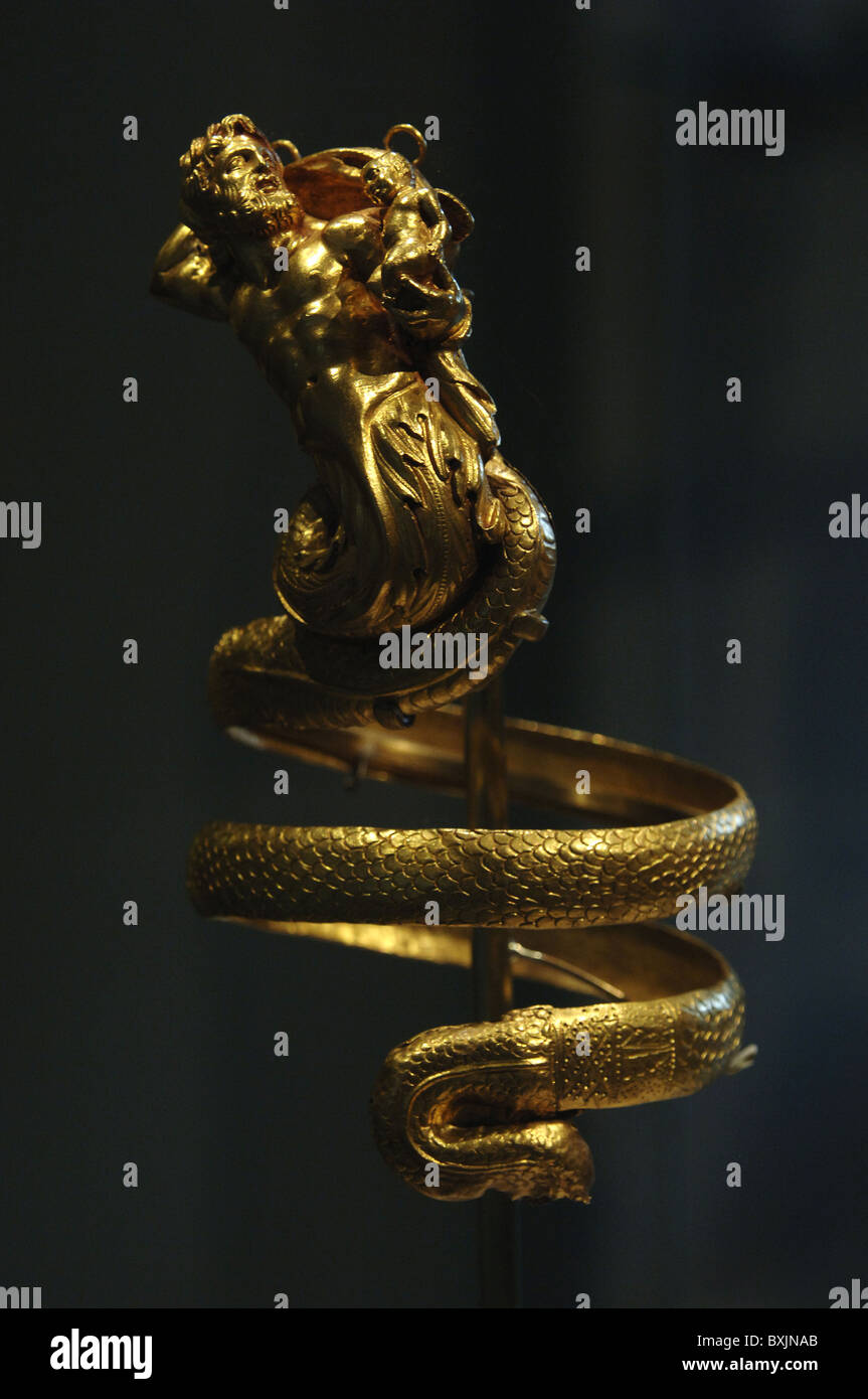 Brassard d'or avec triton mâle ailé tenant un petit Eros. (Ca. 200 avant J.-C.). Metropolitan Museum of Art de New York. Banque D'Images