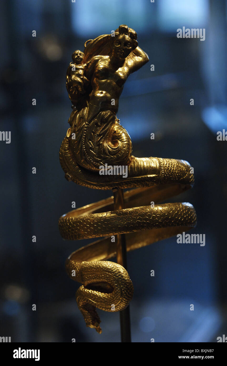 Brassard d'or au féminin triton ailé tenant un petit Eros. (Ca. 200 avant J.-C.). Metropolitan Museum of Art de New York. Banque D'Images