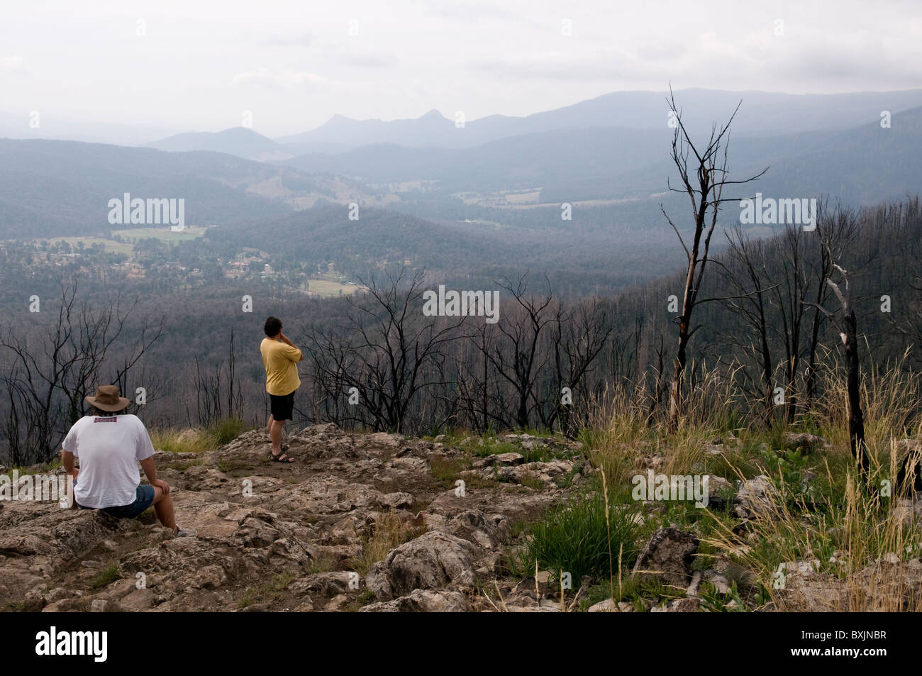 Les visiteurs à l'extérieur, vers la ville de Marysville de Keppels Lookout, une fois qu'un grain de beauté et de pique-nique Banque D'Images