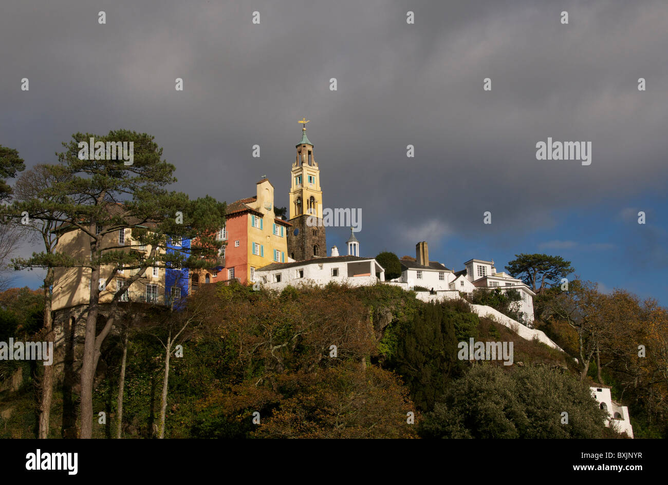 Tour de l'horloge et Villas contre leaden sky Portmeirion Gwynedd, au nord du Pays de Galles UK Banque D'Images