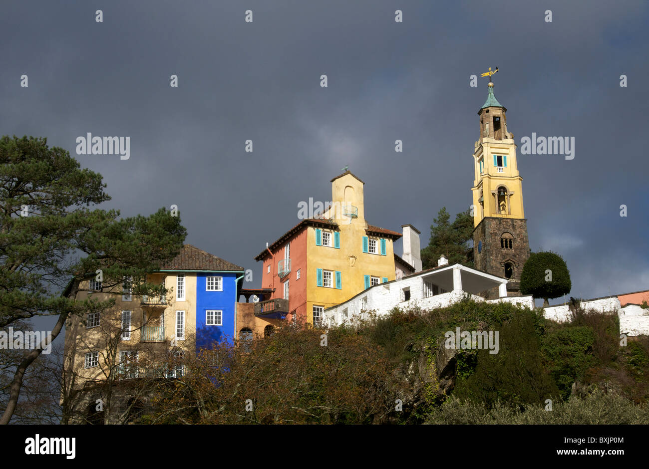 Tour de l'horloge et Villas contre leaden sky Portmeirion Gwynedd, au nord du Pays de Galles UK Banque D'Images