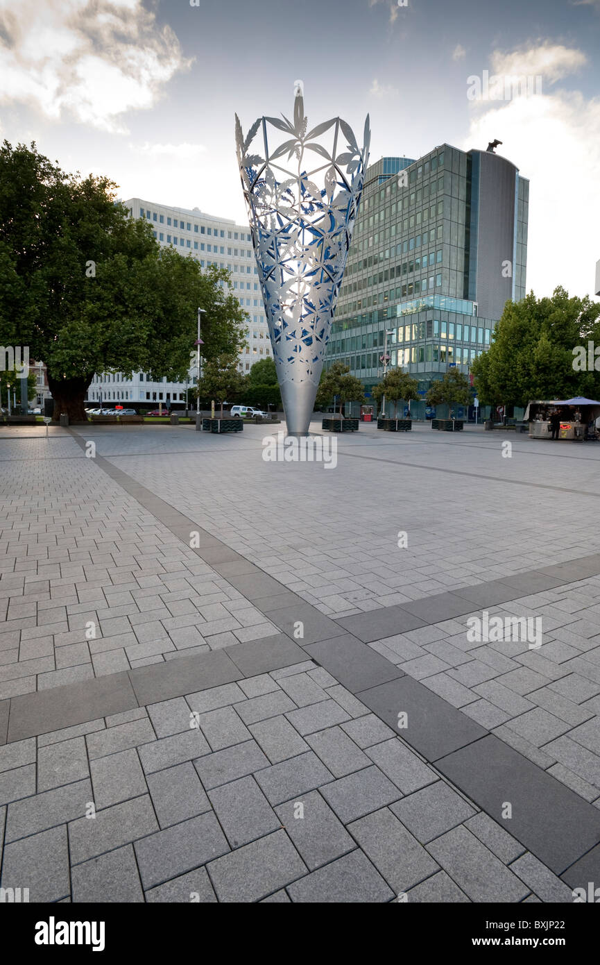 Neil Dawson's calice acier conique sculpture domine la place de la cathédrale dans le centre-ville de Christchurch. Banque D'Images