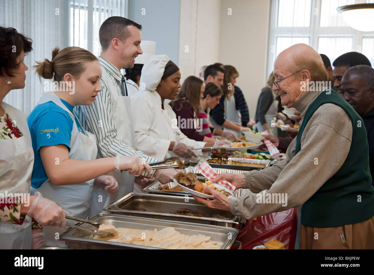 Les étudiants culinaires servir repas au jour de commémoration des personnes sans-abri Banque D'Images