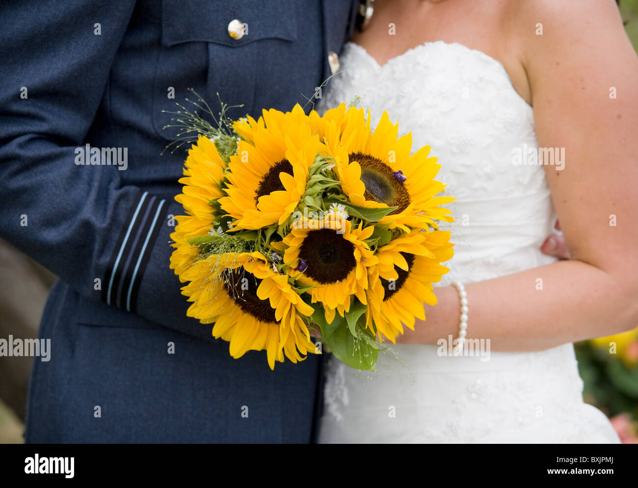 Bouquet de tournesols sur un jour de mariage pour la promise. Bouquet de tournesols Banque D'Images