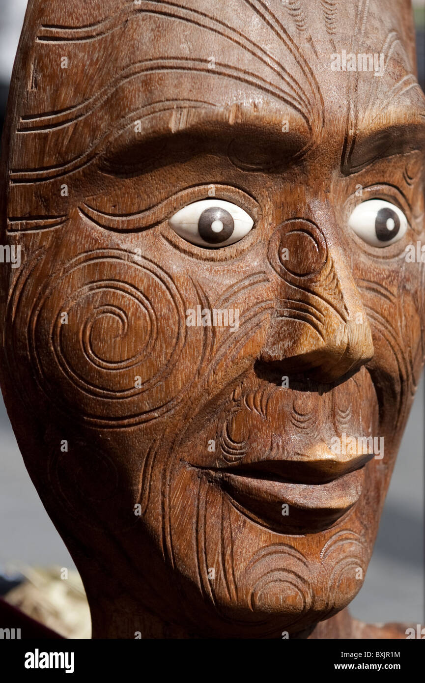 En bois sculpté d'un masque Maori tatouages traditionnels Banque D'Images