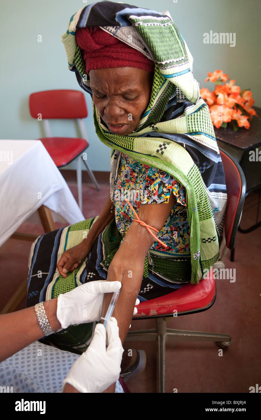 Une infirmière attire le sang d'une femme dans une clinique de dépistage du VIH/SIDA dans la région de Mererani, la Tanzanie, l'Afrique de l'Est. Banque D'Images