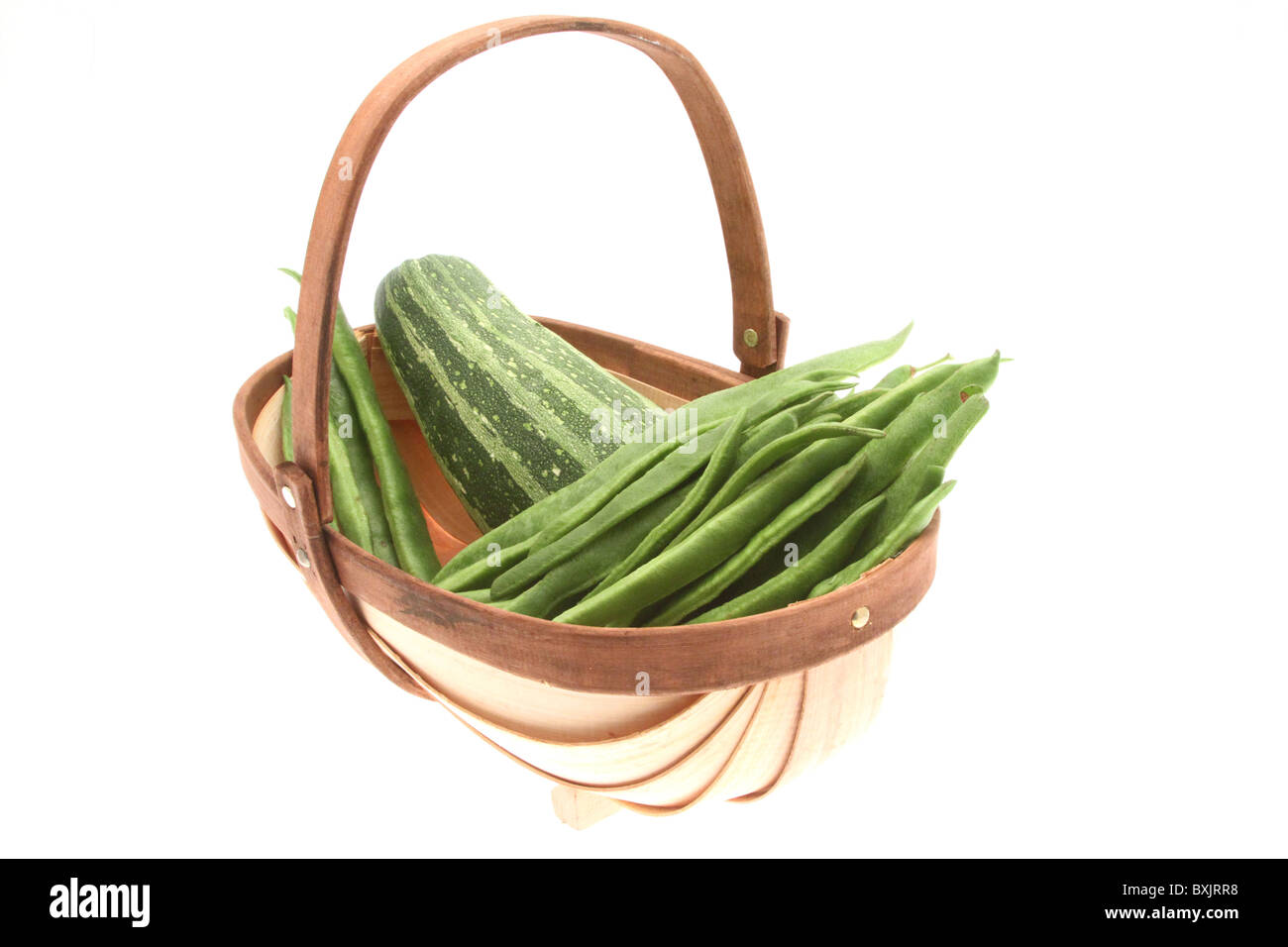 Trug jardiniers avec des légumes frais du jardin Banque D'Images