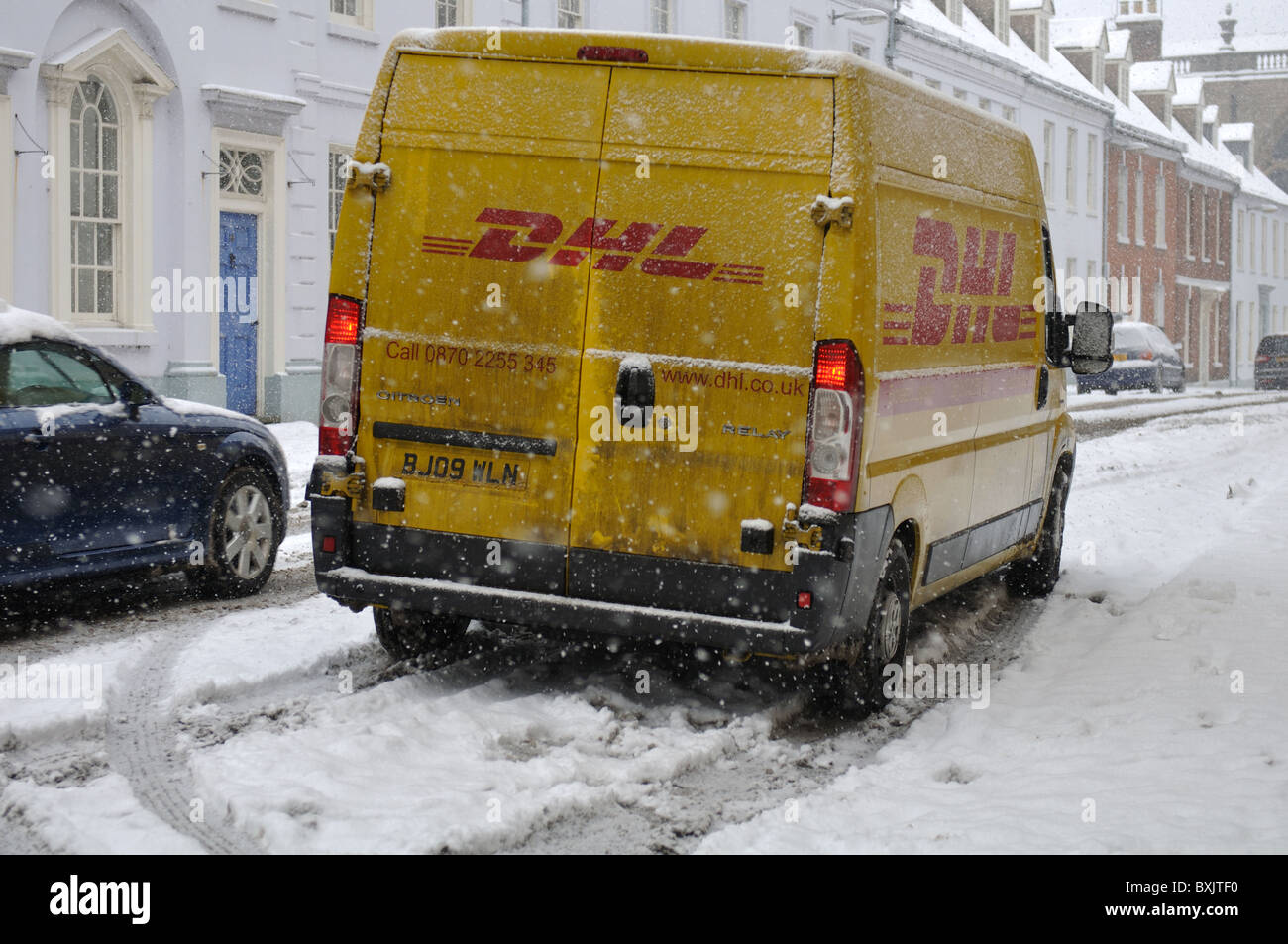 DHL van dans la neige, le centre-ville de Warwick, Royaume-Uni Banque D'Images