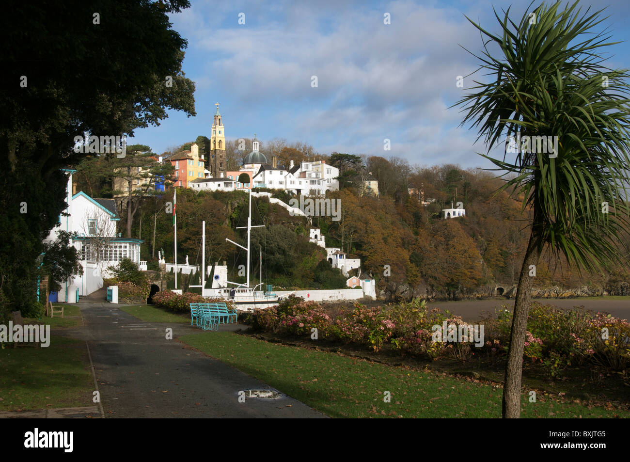 Vue panoramique sur le littoral de Portmeirion Gwynedd, au nord du Pays de Galles UK Banque D'Images