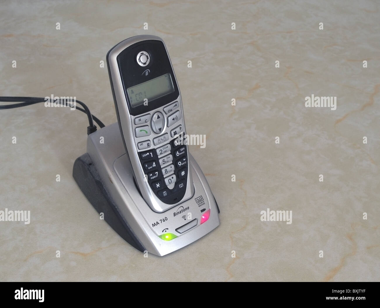 Téléphone sans fil Binatone charger jusqu'à sa station d'accueil, UK Banque D'Images