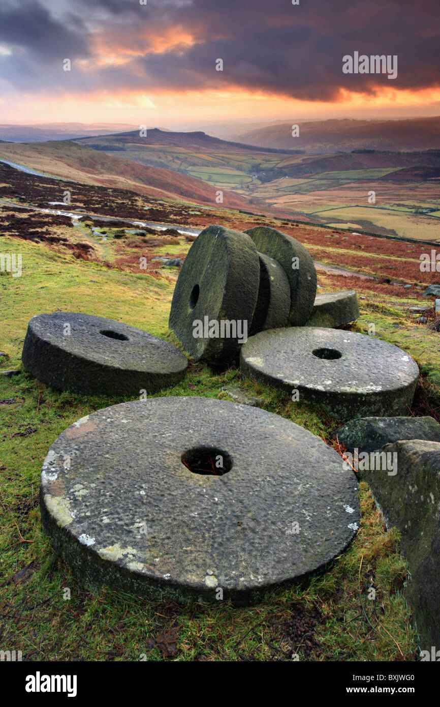 Meules de Stanage Edge dans le Peak District capturé au coucher du soleil Banque D'Images