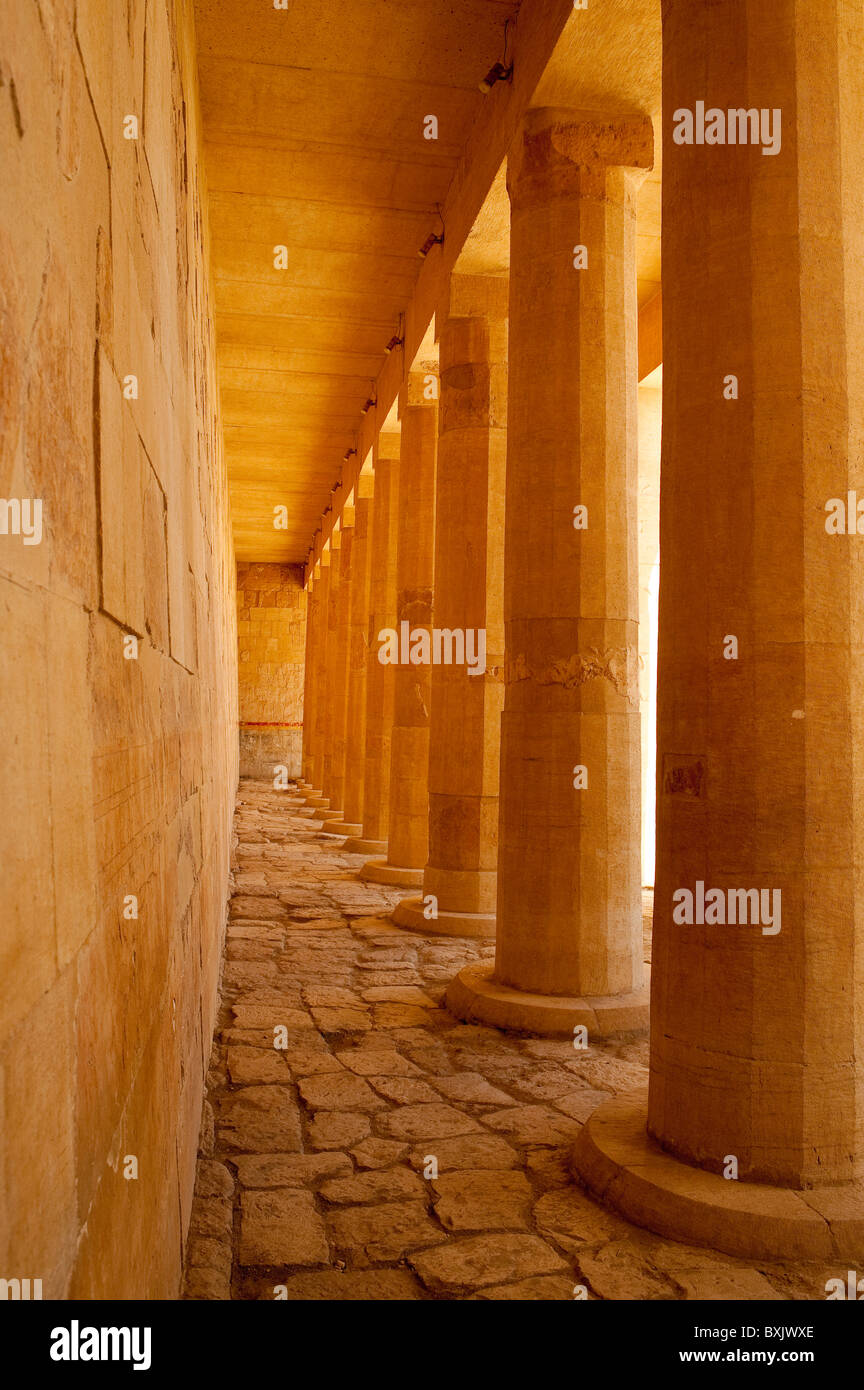L'Égypte. Le Temple de Deir El-Bahri Banque D'Images