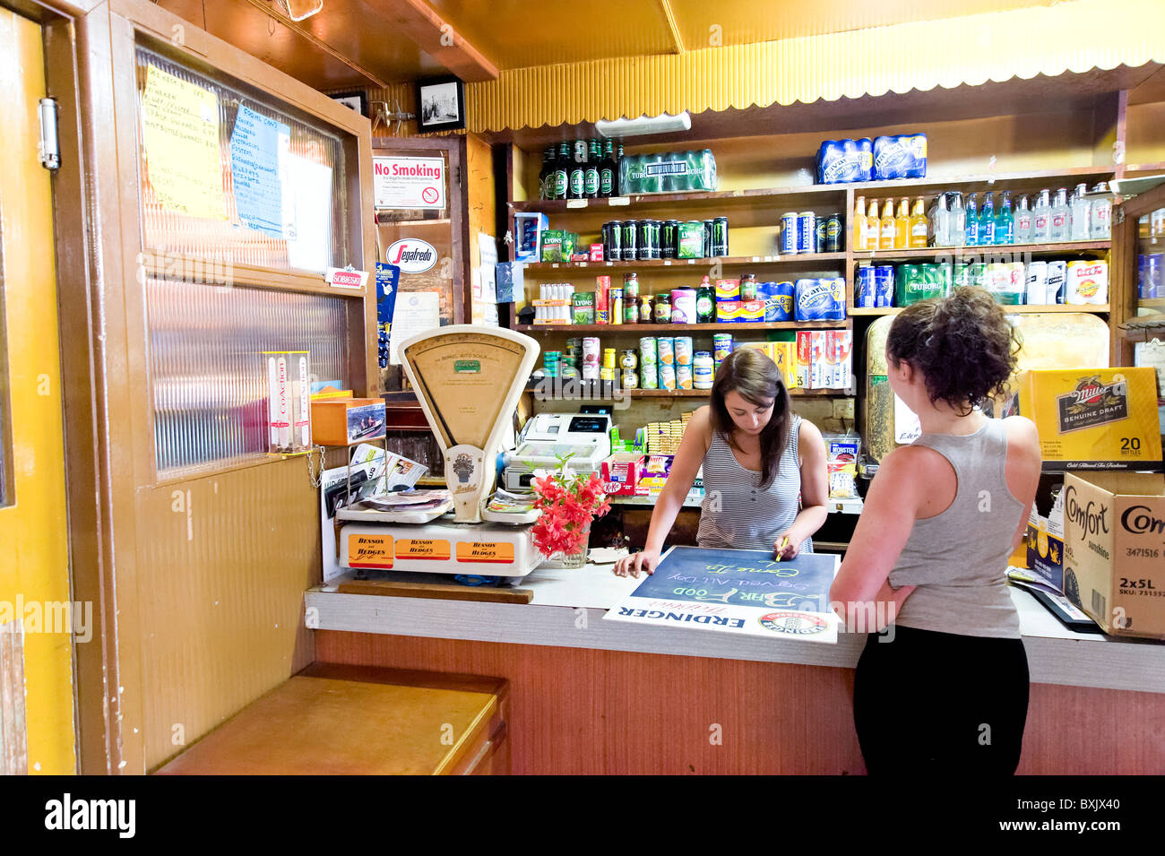 Petite épicerie locale dans la partie avant de Ma Murphys Pub dans la ville de Bantry, dans le comté de Cork, Irlande Banque D'Images