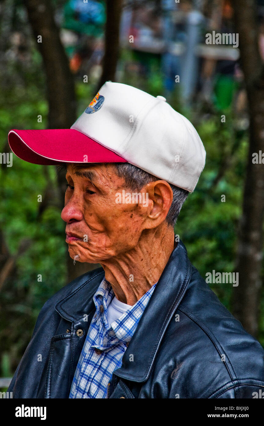 Older Asian man sur trottoir dans Macao Hong Kong Chine Banque D'Images