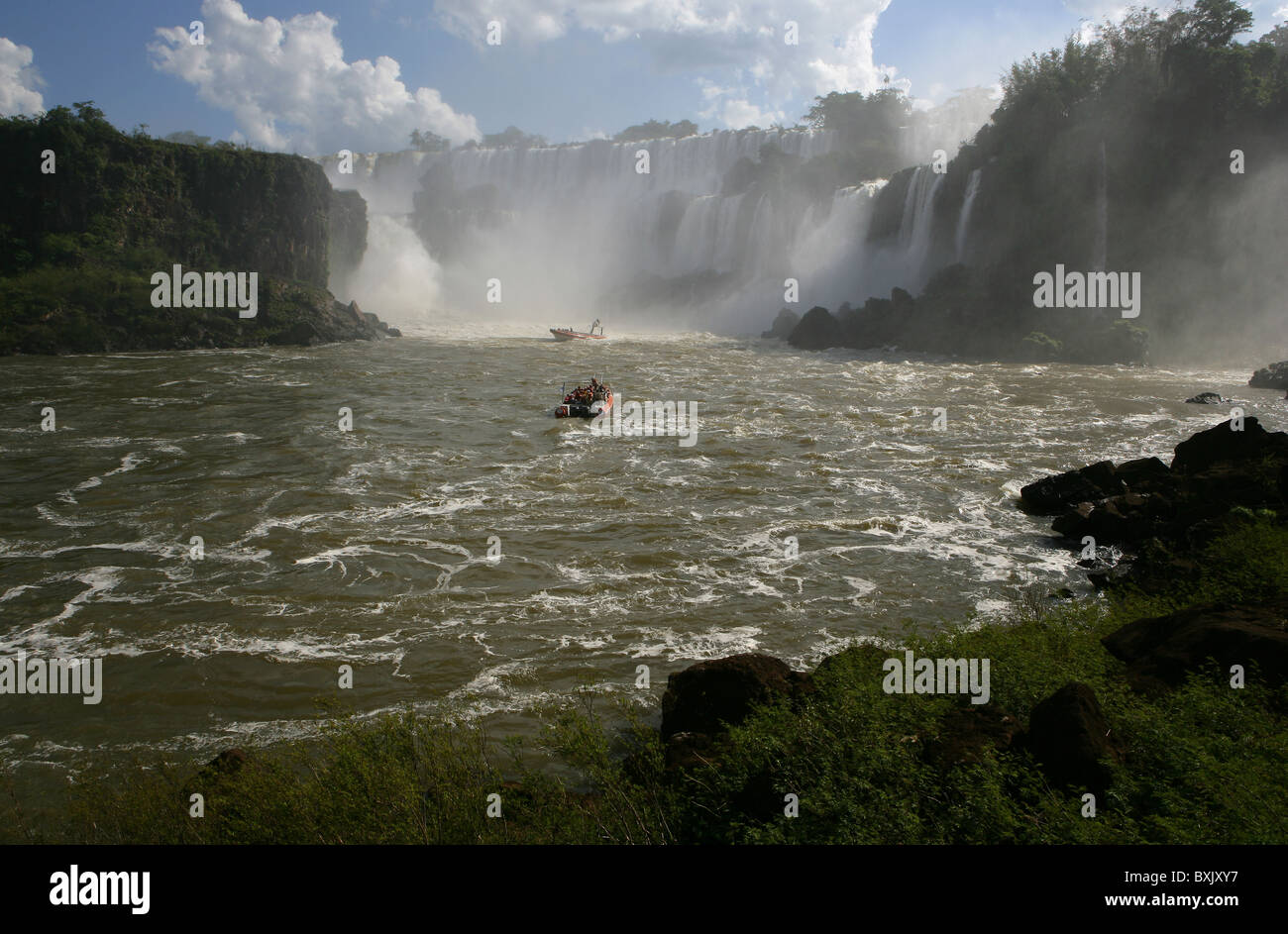 Partie de [Iguassu Falls] [Chutes] montrant Bateau de tourisme et [Rio Iguazu côté argentin de qualité inférieure] Banque D'Images