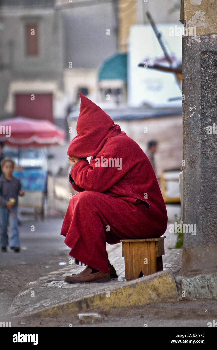 Homme portant une djellaba ; un long vêtement à capuchon, lâche, au Maroc  Photo Stock - Alamy