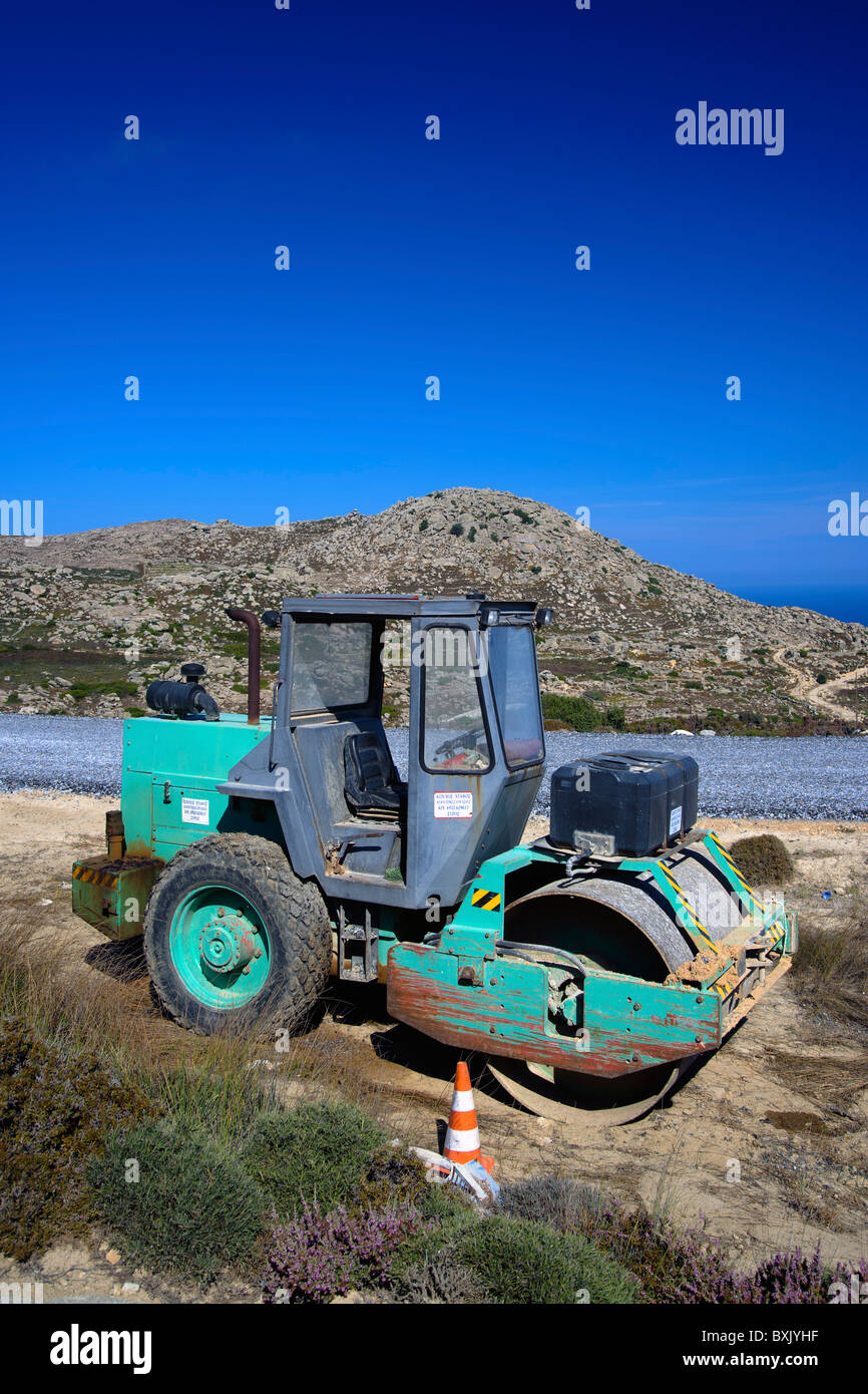 Green machine stationnée sur le côté d'une route sur le point d'être repavée dans la campagne de l'île de Tinos Cyclades grecques. Banque D'Images