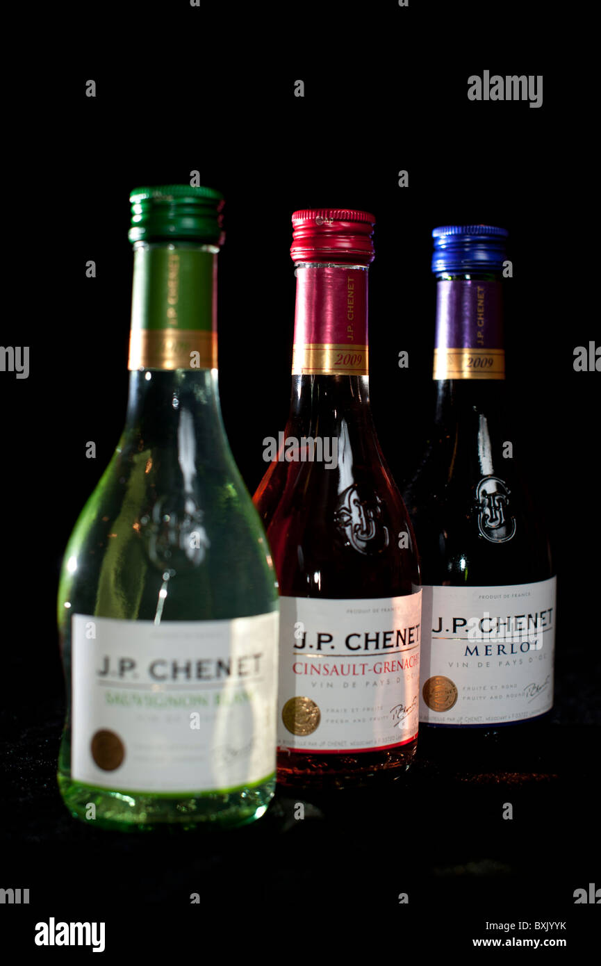 Trois variétés de vin disponible en flacons miniatures Banque D'Images