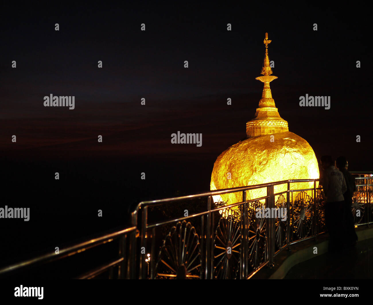 Golden Rock par nuit, lieu de pèlerinage bouddhiste saint Banque D'Images