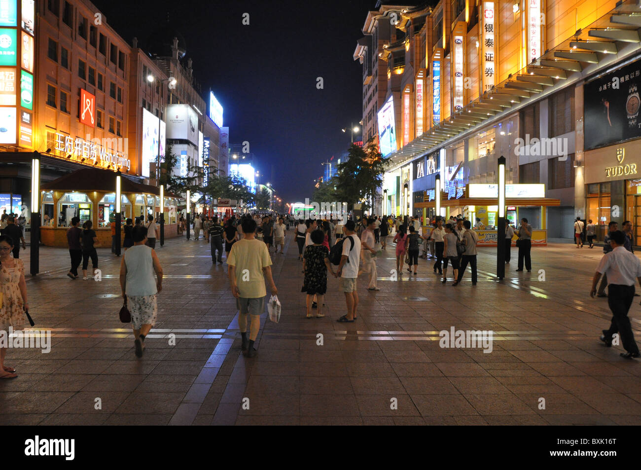 Soir, La vie de la rue, la rue Wangfujing, Beijing, Chine Banque D'Images