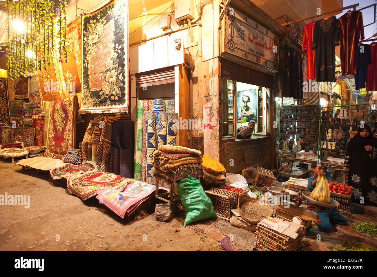 Tapis dans l'ancien marché arabe El Souk, Louxor, Egypte. Banque D'Images