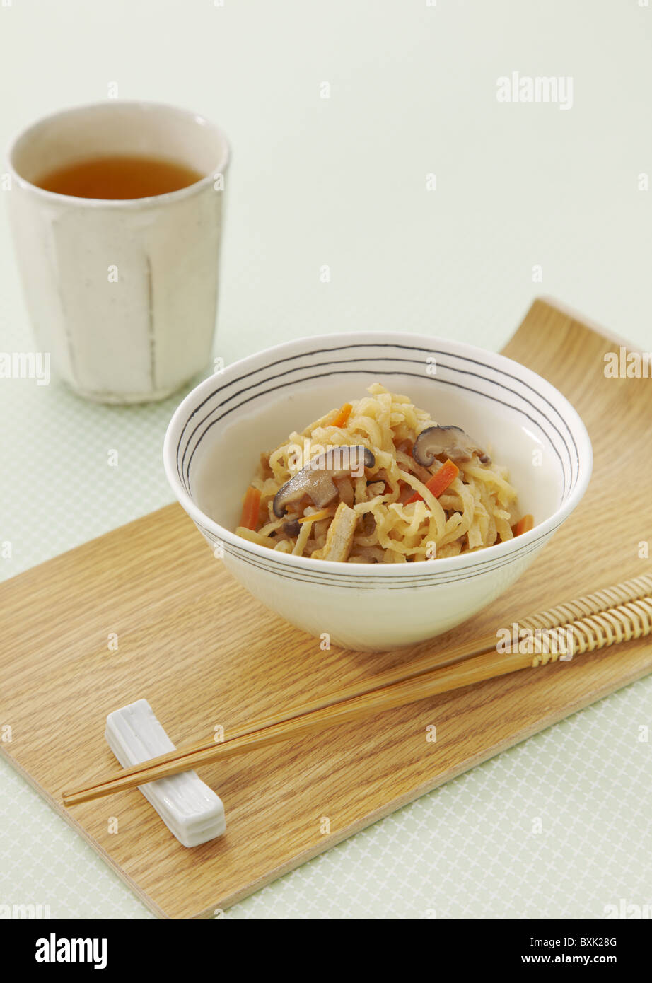 Séché et râpé radis daikon mitonnées dans une sauce au soja Banque D'Images