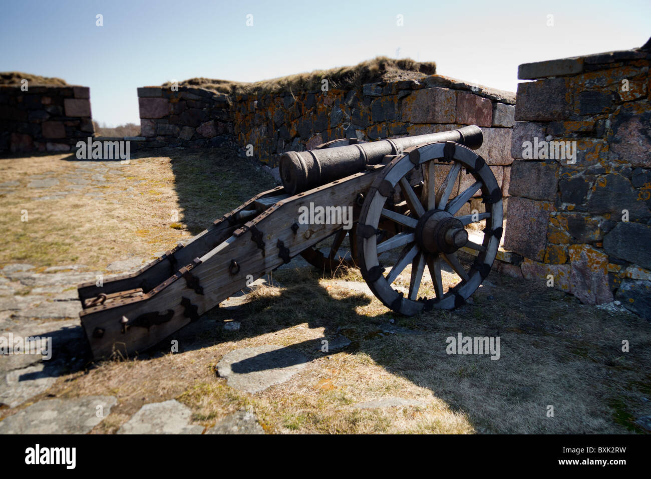 Une antique cannon déployés derrière les murs de la forteresse maritime Suomenlinna Helsinki, Finlande Banque D'Images