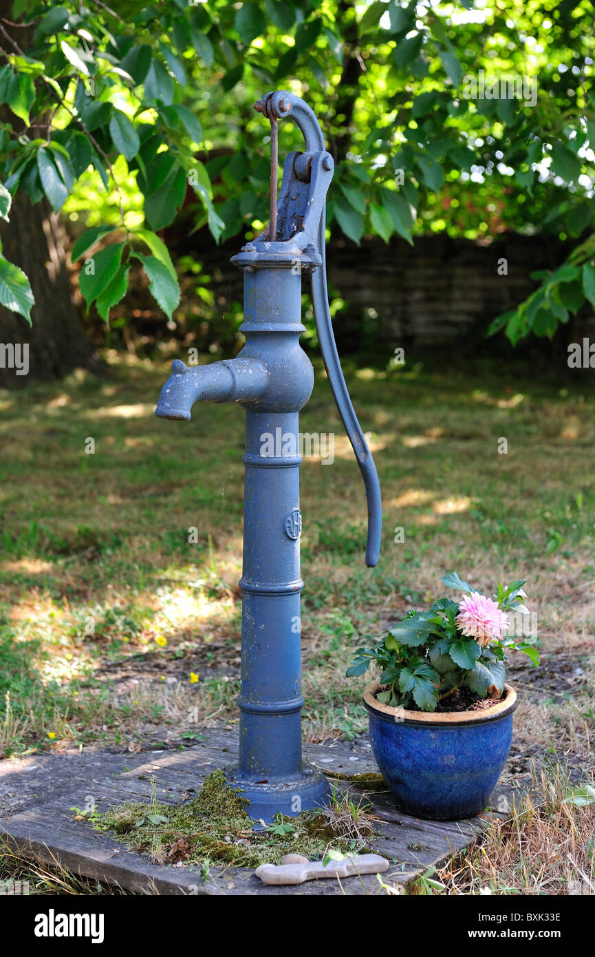 Ancienne pompe à eau dans un jardin Photo Stock - Alamy