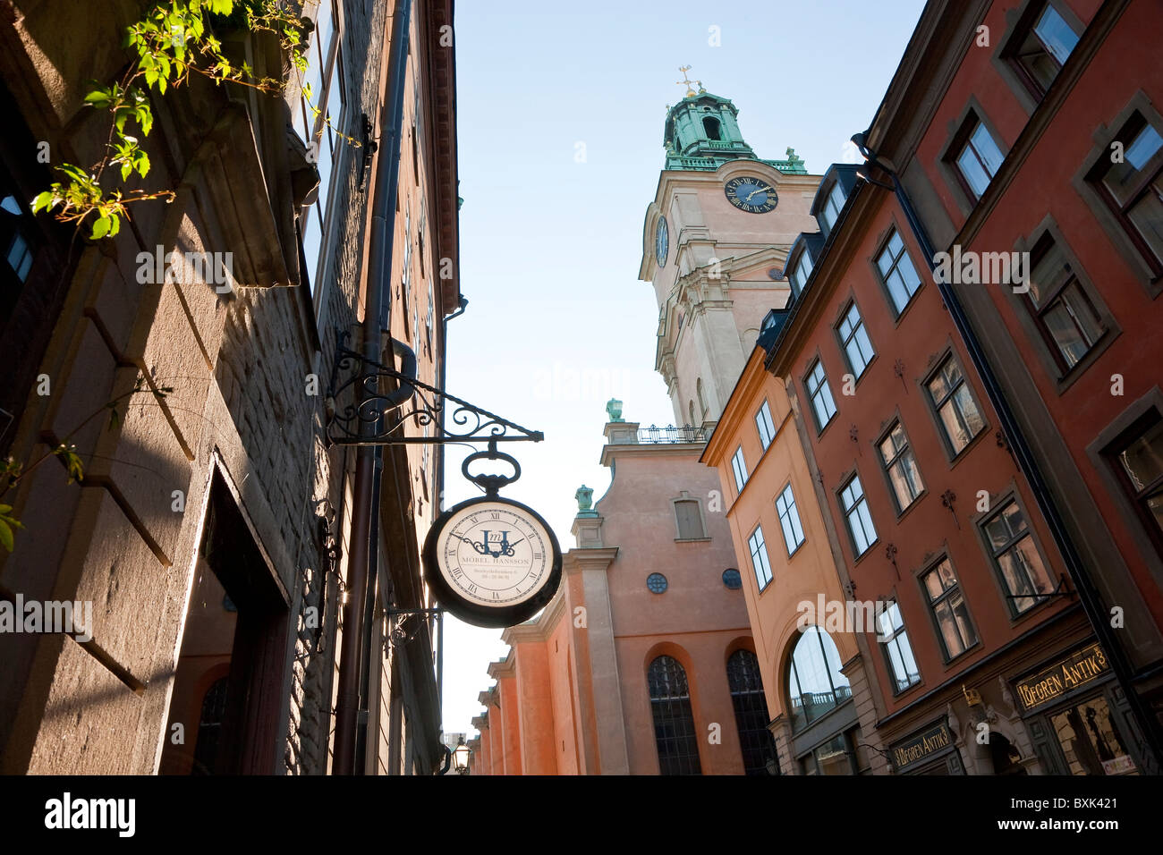 Réveil à l'extérieur de l'atelier et l'horloge de Storkyrkan (la grande église), Gamla Stan, Stockholm, Suède Banque D'Images