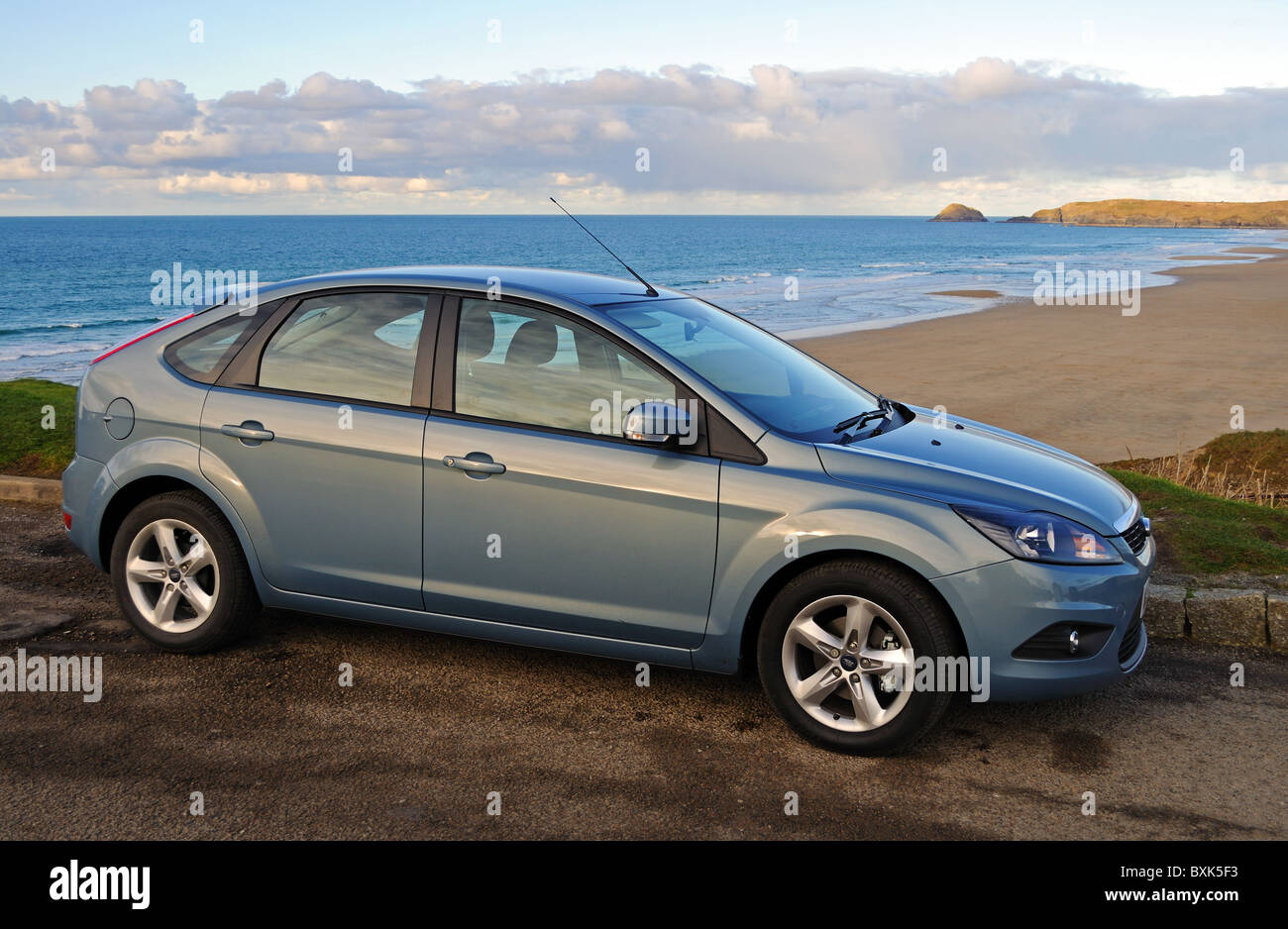 Une Ford Focus 1,6 L Zetec garé sur la plage à Rolvenden à Cornwall, UK Banque D'Images