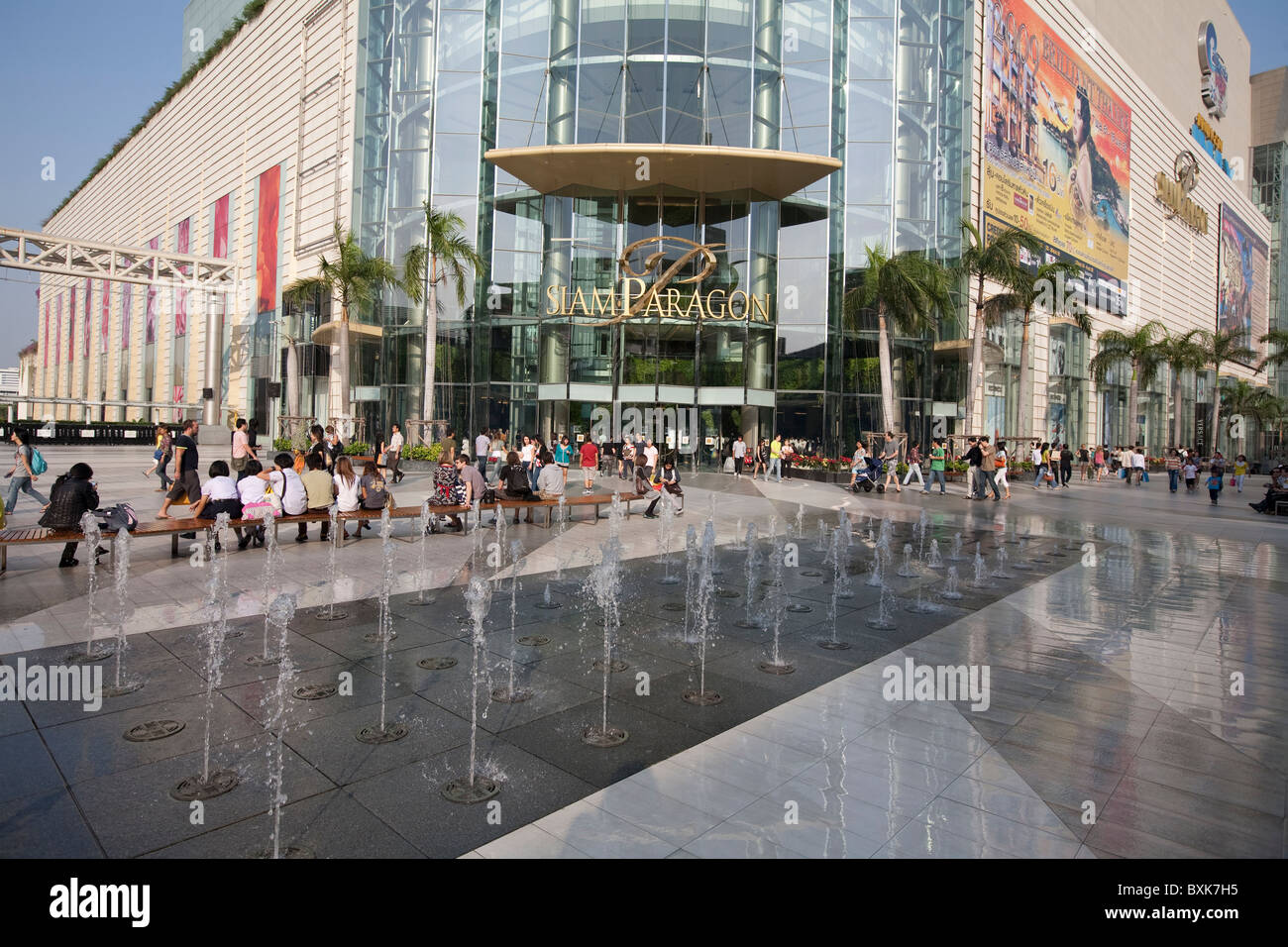 Siam Paragon Mall Shoppers à Th Phra Ram JE Banque D'Images