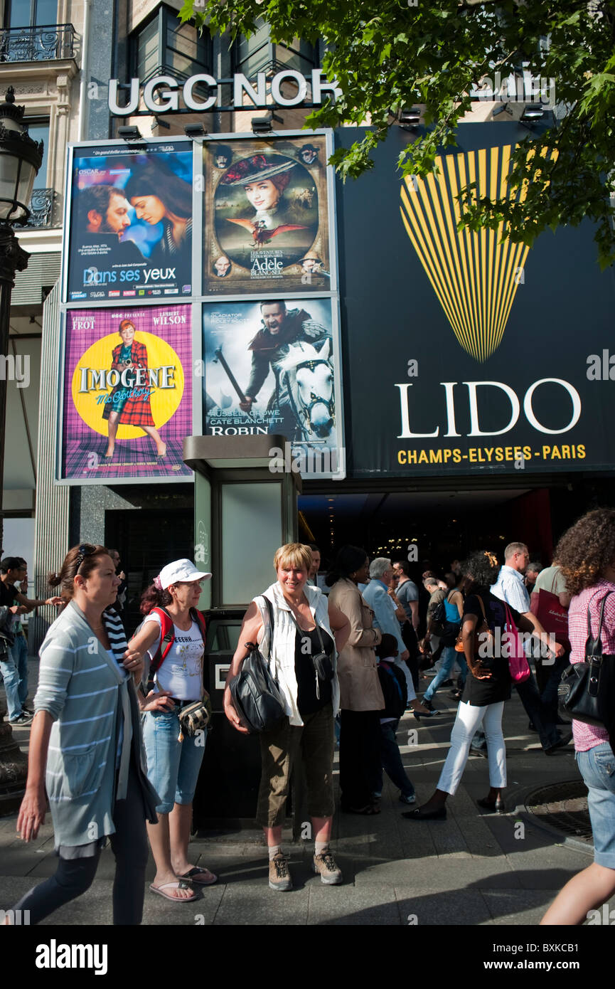 Paris, France, foule à l'extérieur, scène de rue animée, cinémas français, Lido, champs-Elysées Banque D'Images