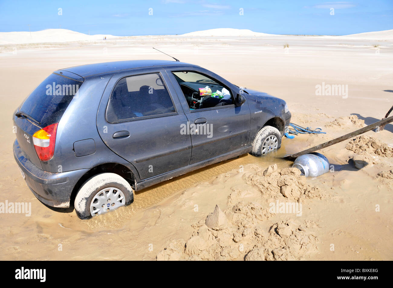 Voiture coincé dans le sable mouvant d'être secouru, Parque Nacional da Lagoa do Peixe, Mostardas, Rio Grande do Sul, Brésil Banque D'Images